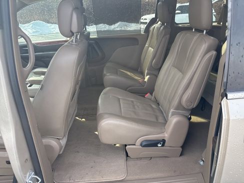 Used 2015 Chrysler Town & Country Touring-L w/ Driver Convenience Group image 6