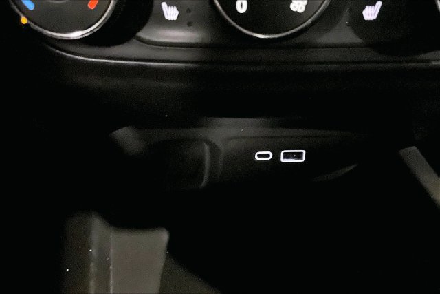 Used 2025 Chevrolet Trax RS FWD image 26
