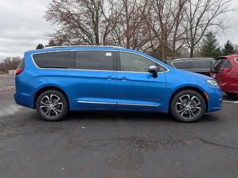 New 2026 Chrysler Pacifica Pinnacle image 2