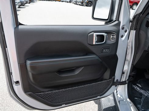 Used 2024 Jeep Wrangler High Altitude AWD/4WD image 17