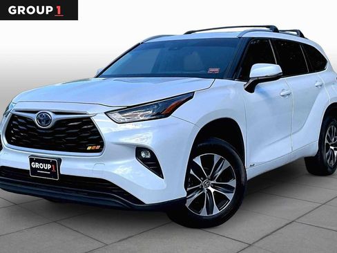 Used 2022 Toyota Highlander XLE AWD/4WD image 1