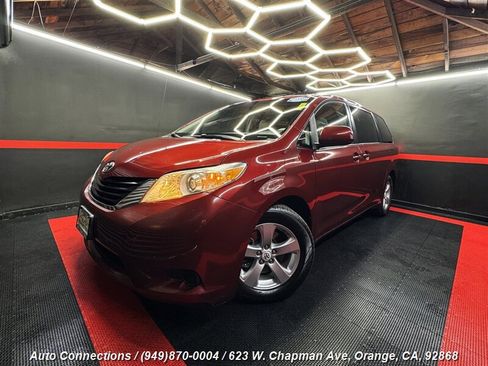 Used 2012 Toyota Sienna LE image 2