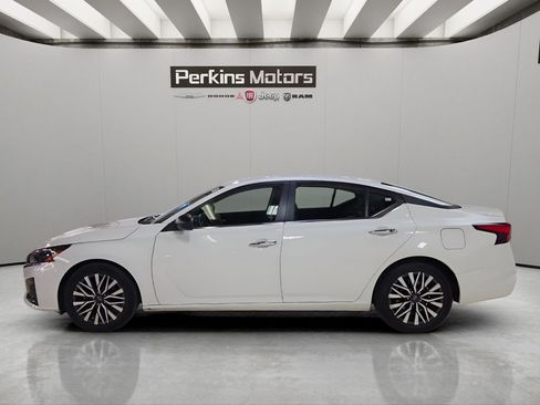 Used 2025 Nissan Altima 2.5 SV FWD image 2