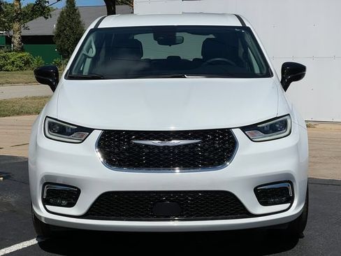 Used 2024 Chrysler Pacifica Touring-L AWD/4WD image 46