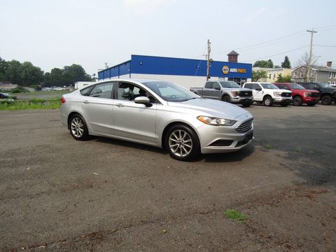 Used 2017 Ford Fusion SE FWD image 9