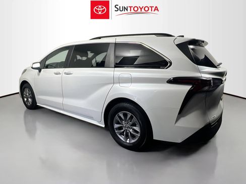 Used 2024 Toyota Sienna XLE FWD image 6