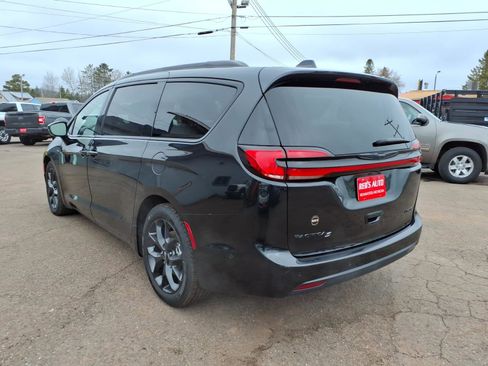 Used 2022 Chrysler Pacifica Limited w/ S Appearance Package FWD image 3