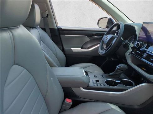 Used 2023 Toyota Highlander XLE FWD image 22