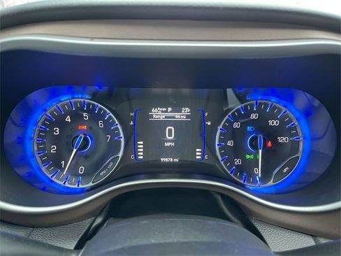 Used 2020 Chrysler Voyager Lxi image 12