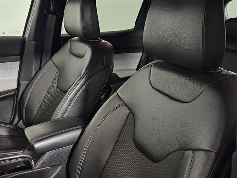 Used 2024 Jeep Compass Latitude image 25