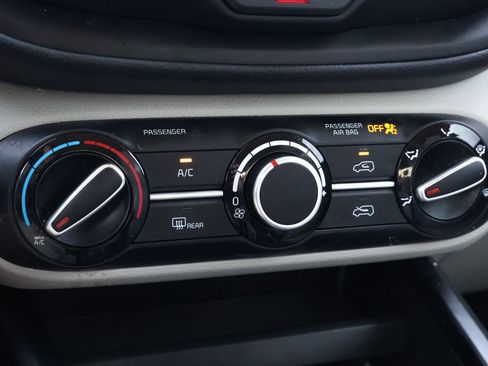 Used 2025 Kia Soul LX w/ LX Technology Package FWD image 20