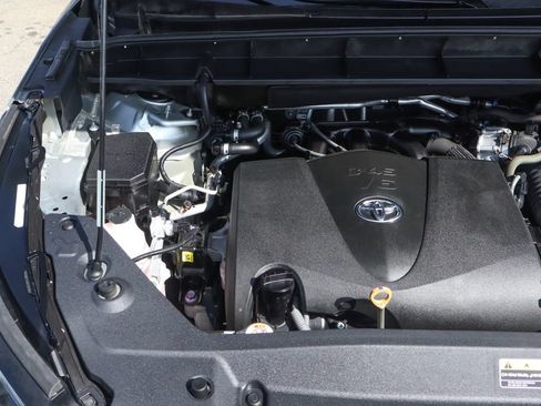 Used 2021 Toyota Highlander L FWD image 12