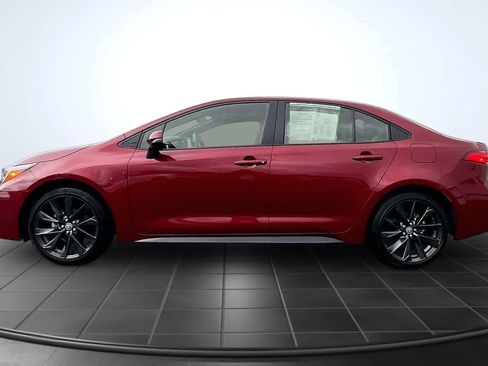 Used 2025 Toyota Corolla SE w/ Convenience Package FWD image 3