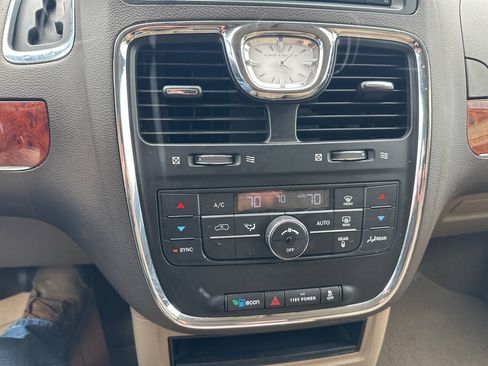 Used 2016 Chrysler Town & Country Touring FWD image 23
