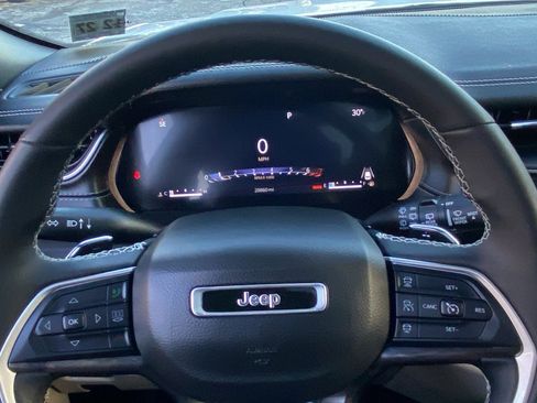 Certified 2023 Jeep Grand Cherokee Limited image 10