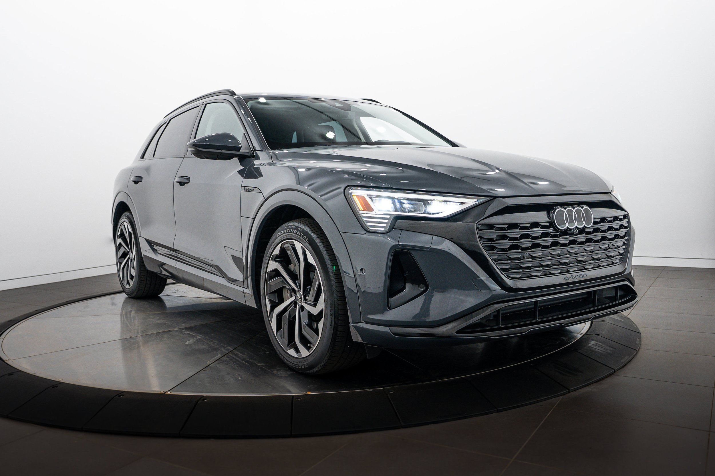Certified 2024 Audi Q8 e-tron Premium Plus AWD/4WD image 2