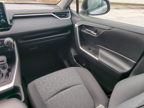 Used 2021 Toyota RAV4 XLE w/ Convenience Package FWD image 15