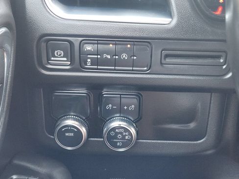 Used 2023 GMC Yukon SLT RWD image 25