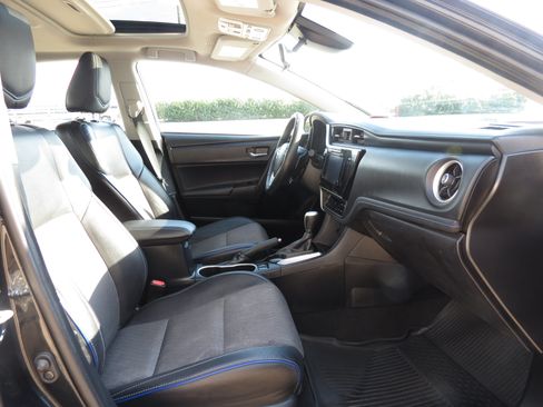 Used 2017 Toyota Corolla SE w/ SE Premium Package FWD image 34