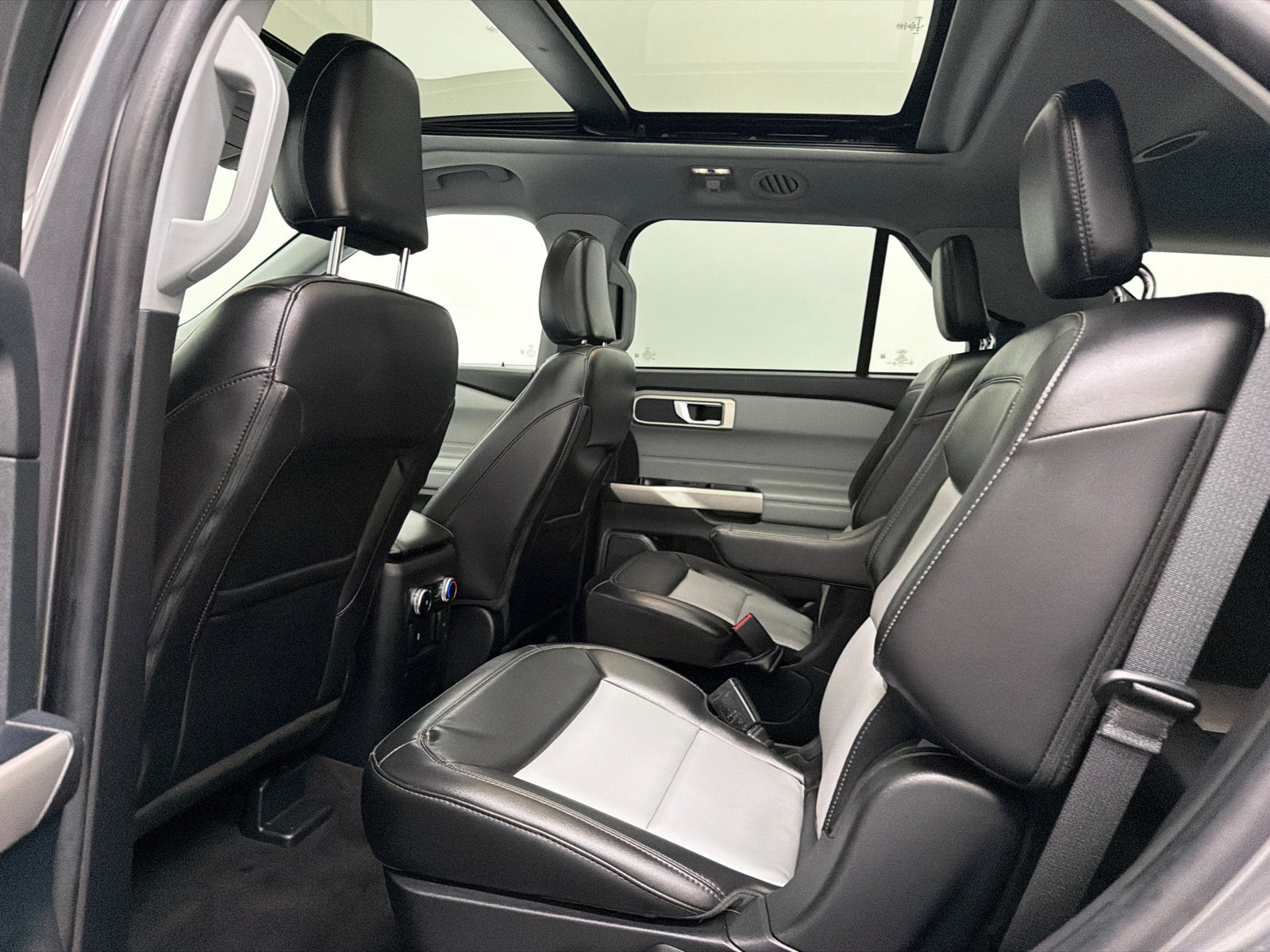 Used 2023 Ford Explorer XLT w/ Equipment Group 202A AWD/4WD image 20