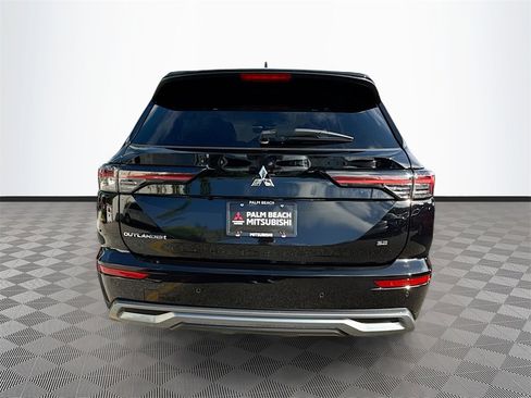New 2025 Mitsubishi Outlander SE image 6