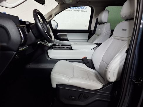 Used 2025 Ford Expedition Platinum w/ Driver's Package AWD/4WD image 7