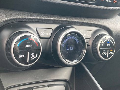 Used 2025 Hyundai Venue SEL image 25