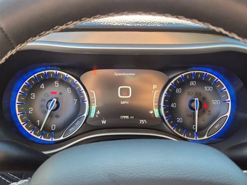 Used 2022 Chrysler Pacifica Touring-L FWD image 35