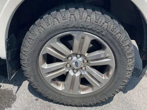 Used 2019 Ford F150 Lariat w/ Equipment Group 502A Luxury AWD/4WD image 18