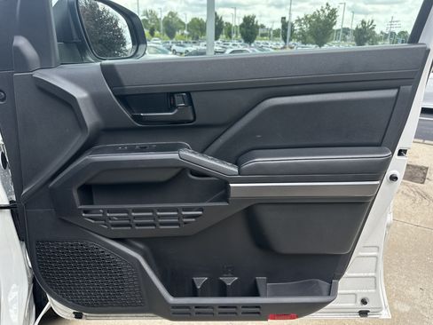 Certified 2025 Toyota Tacoma SR5 AWD/4WD image 27