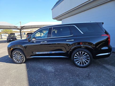 Used 2024 Hyundai Palisade Calligraphy image 2