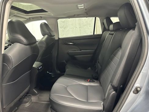 Used 2020 Toyota Highlander XLE AWD/4WD image 45