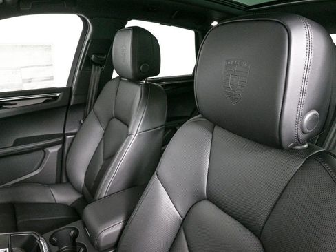 Certified 2026 Porsche Macan AWD/4WD image 5