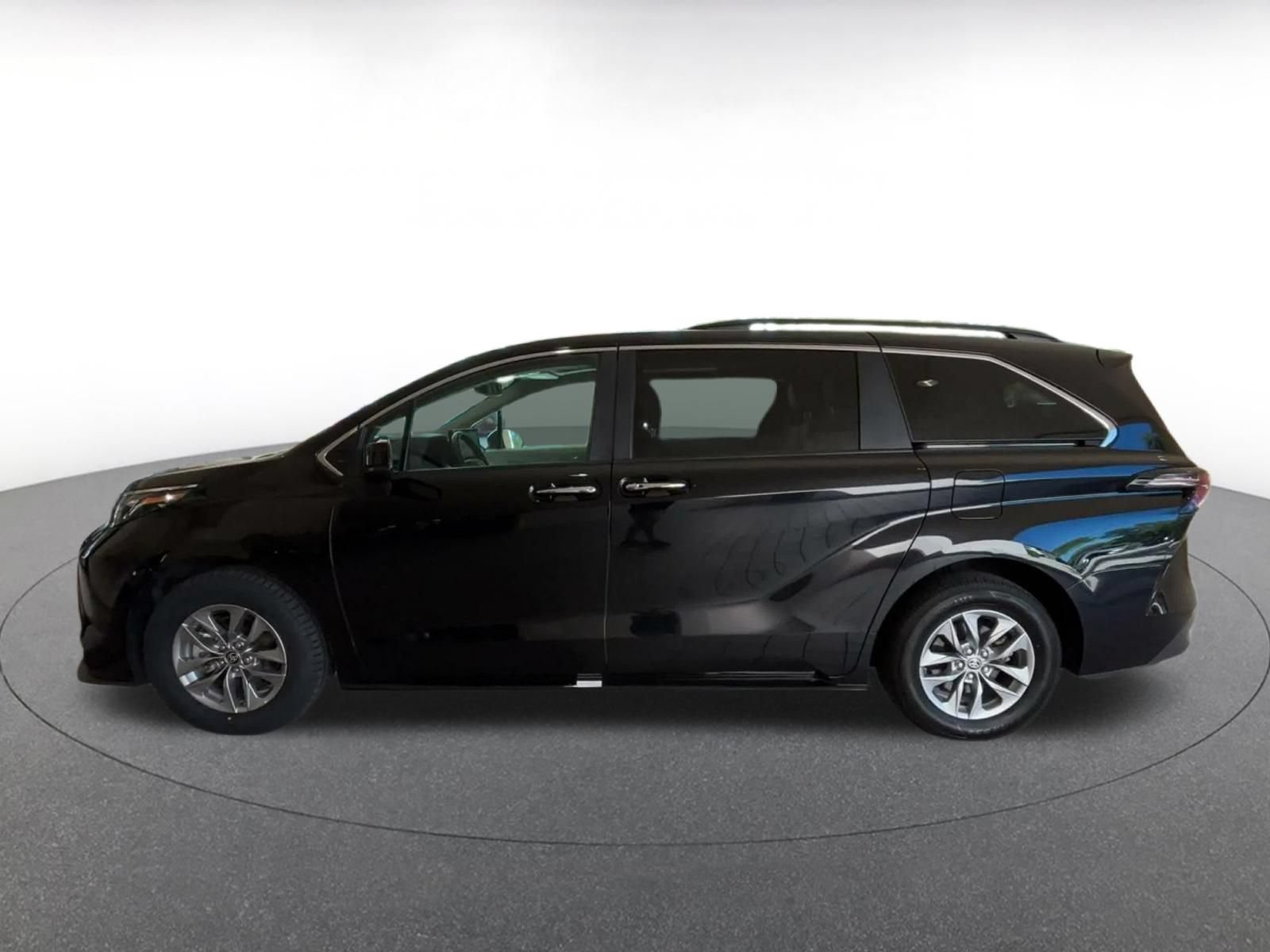 Used 2025 Toyota Sienna XLE FWD image 7