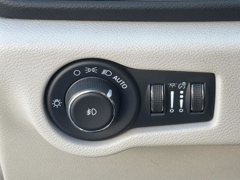 Used 2023 Chrysler Pacifica Touring-L image 16