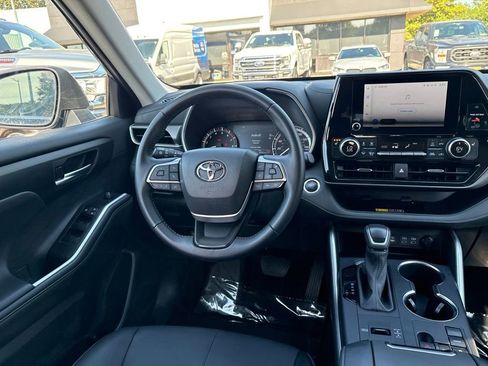 Used 2025 Toyota Highlander XLE FWD image 12