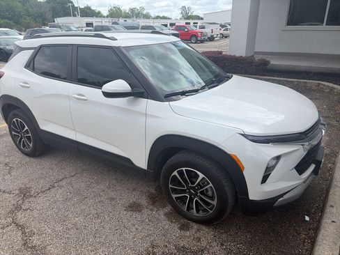 Used 2024 Chevrolet TrailBlazer LT FWD image 1