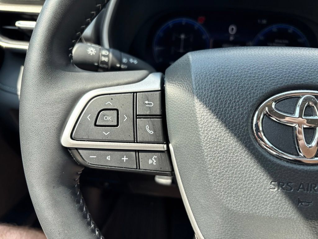 Used 2024 Toyota Highlander Limited AWD/4WD image 39
