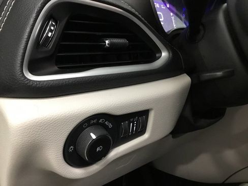 Used 2023 Chrysler Pacifica Touring-L AWD/4WD image 8