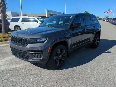 Used 2024 Jeep Grand Cherokee Altitude image 8