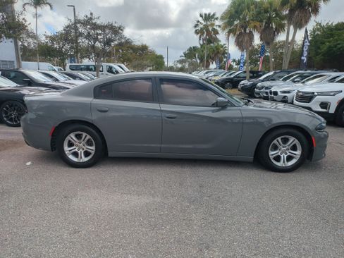 Used 2019 Dodge Charger SXT w/ Leather Interior Group image 4