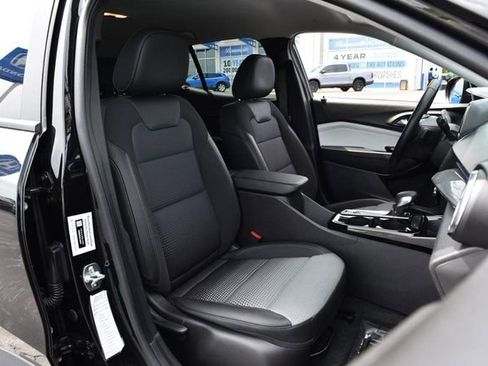 Used 2025 Chevrolet Trax LT w/ LT Convenience Package FWD image 19