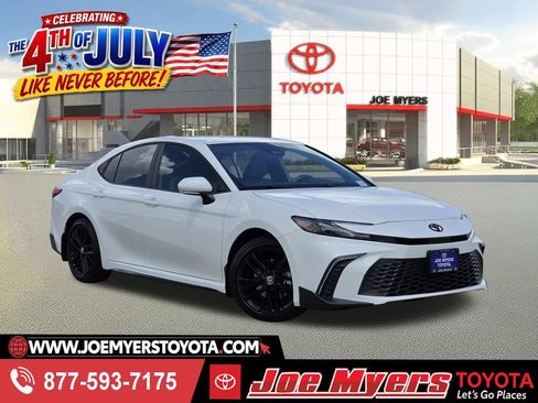 Used 2025 Toyota Camry SE w/ Convenience Package FWD image 1