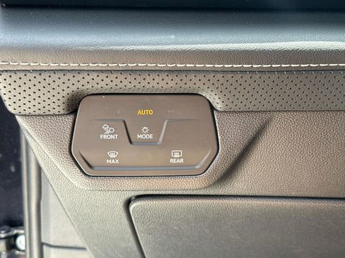 Used 2025 Volkswagen Atlas Cross Sport SE FWD image 23