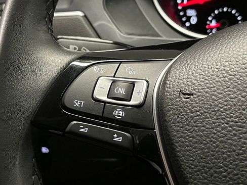 Used 2020 Volkswagen Tiguan SE w/ Panoramic Sunroof Package image 25