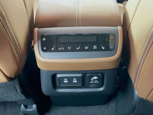 New 2026 Nissan Pathfinder Platinum FWD image 15