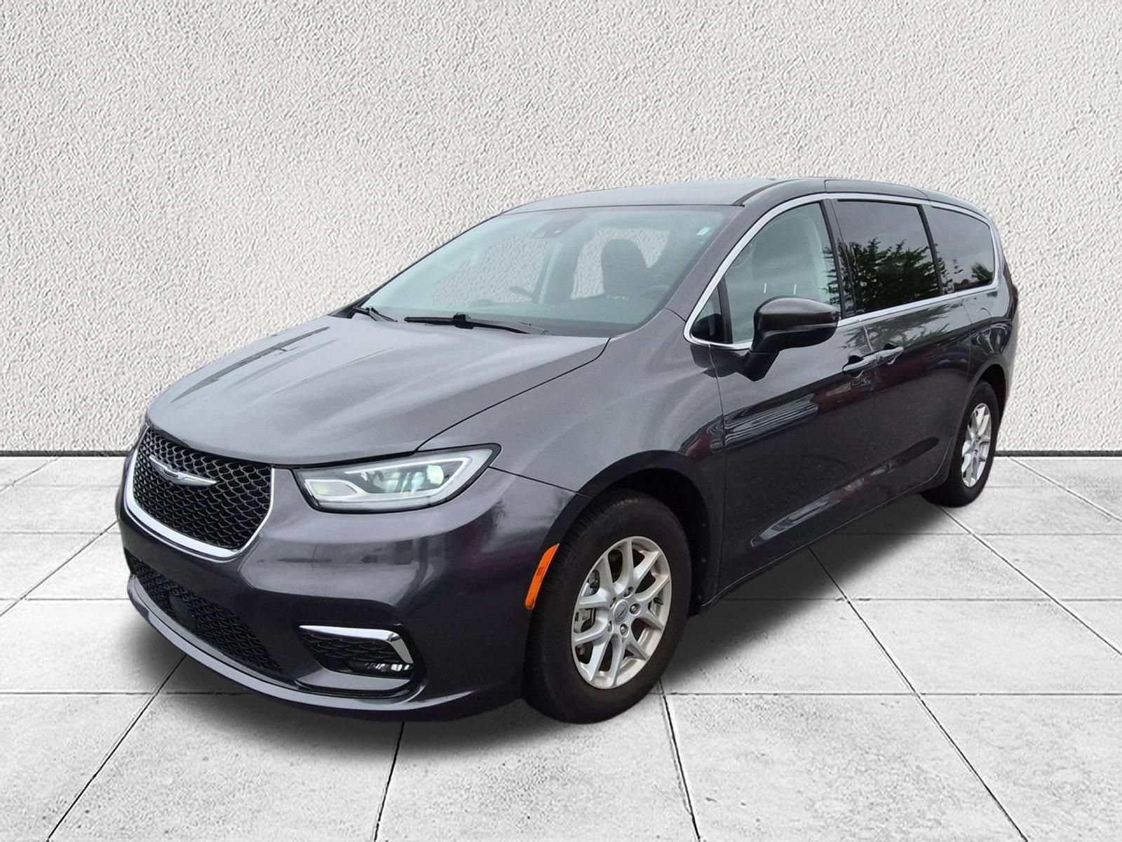 Used 2023 Chrysler Pacifica Touring-L FWD image 7