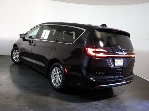 Used 2025 Chrysler Pacifica Select FWD image 2