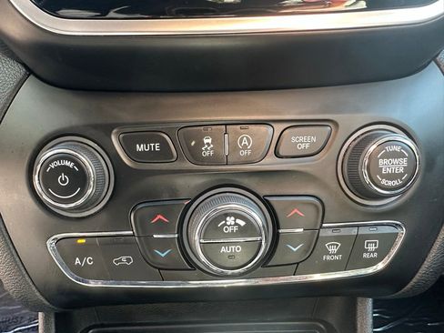 Used 2019 Jeep Cherokee Limited w/ Technology Group FWD image 21