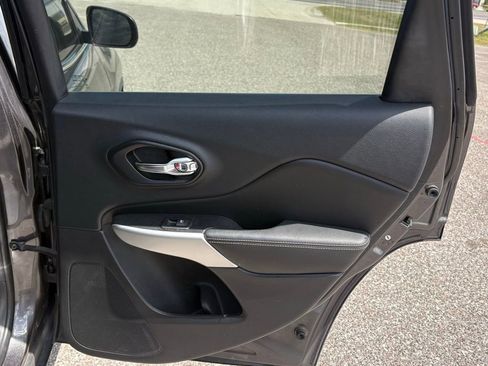 Used 2018 Jeep Cherokee Latitude Plus w/ Comfort/Convenience Group image 16